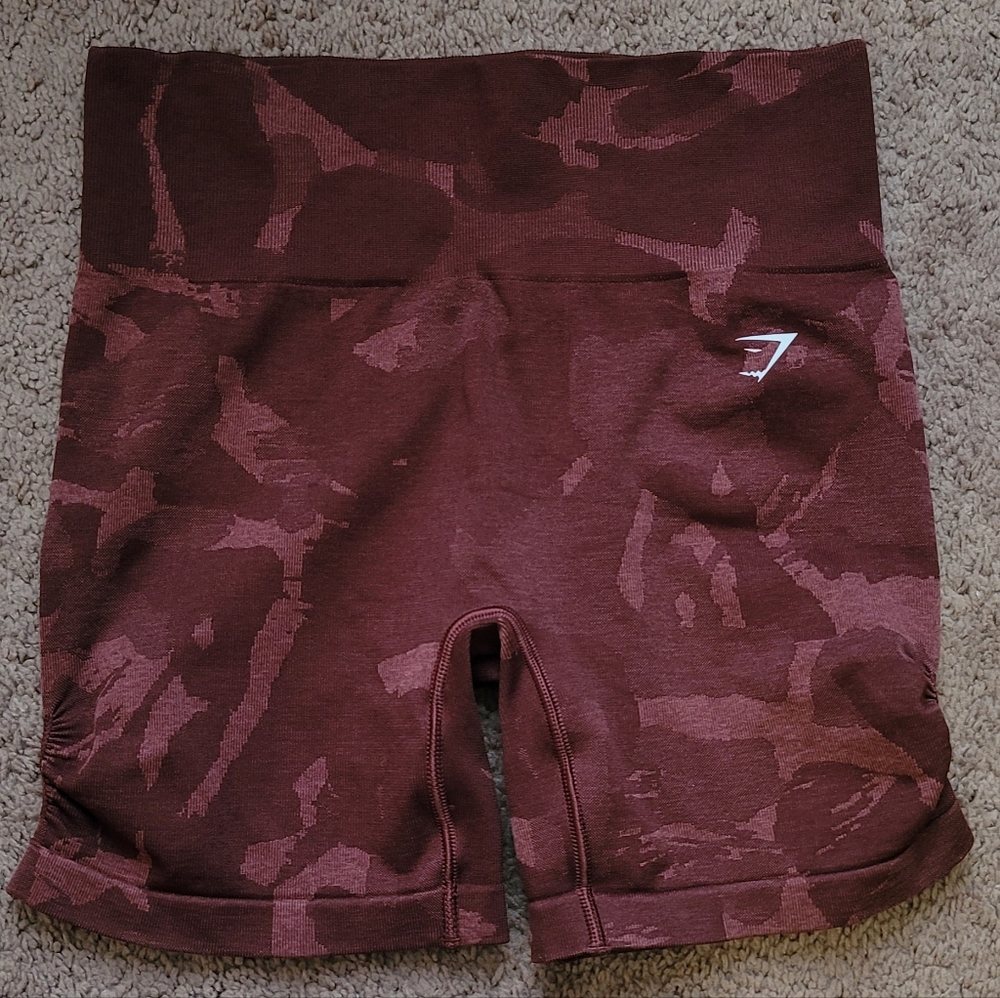 Gymshark Red Camo shorts sz Medium. EUC❤️🦈